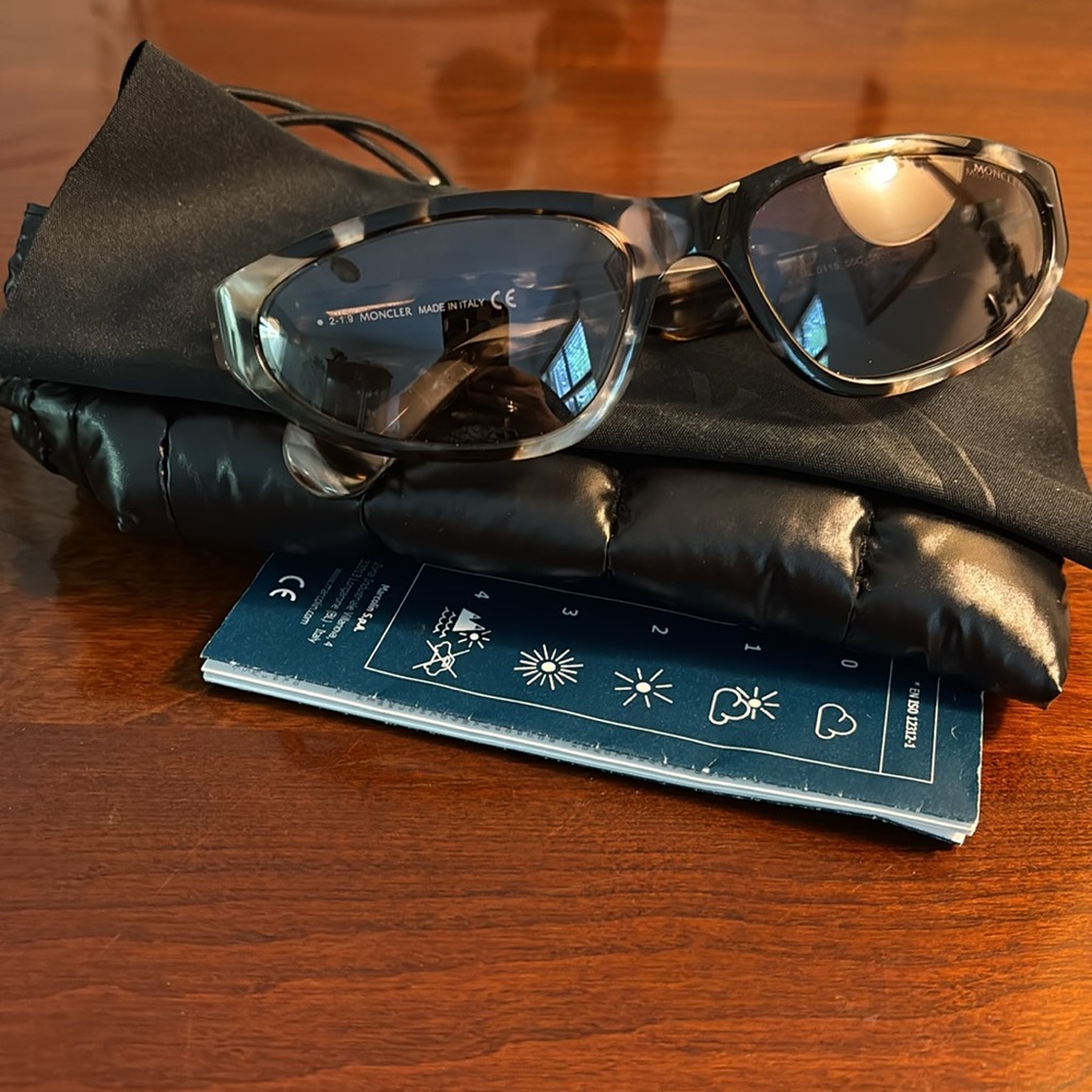 Moncler Tortoise like new condition Sunglasses. SOLD OUT - Picture 3 of 9